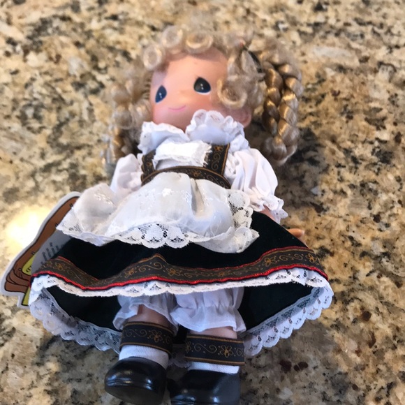 *Feature* NEW Precious Moments Heidi Germany Doll - Picture 3 of 5